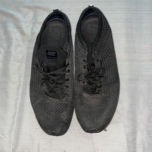 Nike flyknit racer triple black